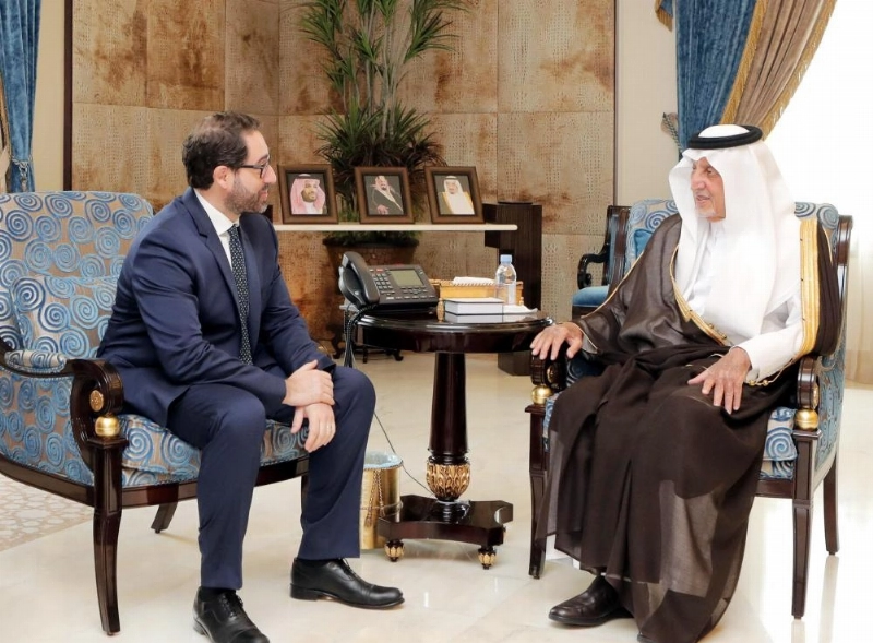 .. ولدى استقباله القنصل الإيطالي (مكة)
