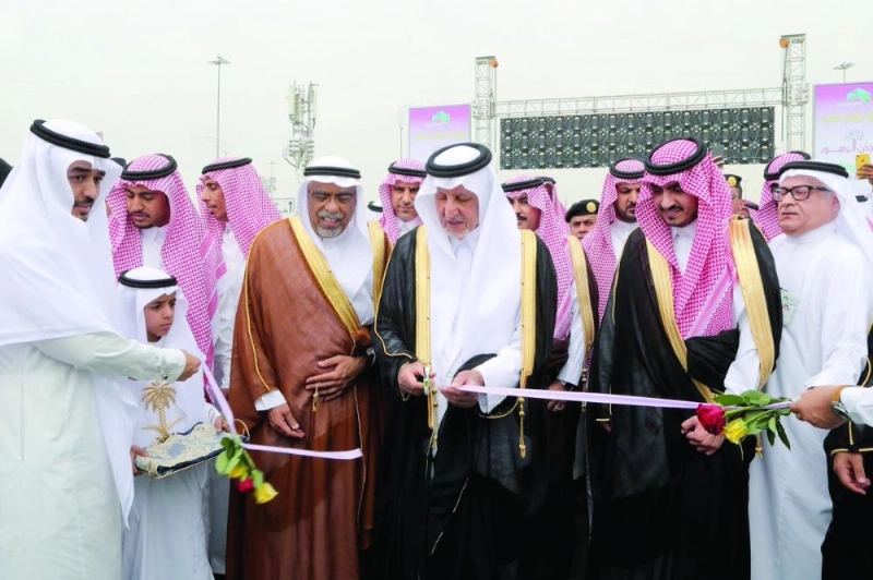 خالد الفيصل لدى افتتاحه مهرجان الزهور أمس بحضور بدر بن سلطان