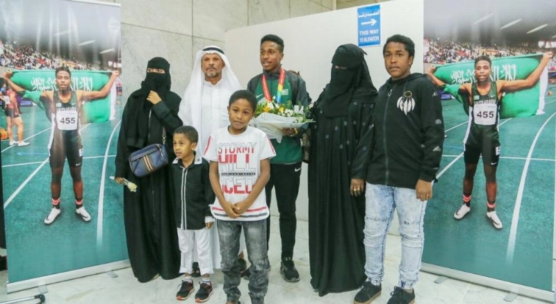 الماس محاطا بأفراد عائلته بمطار جدة (الأولمبية السعودية)