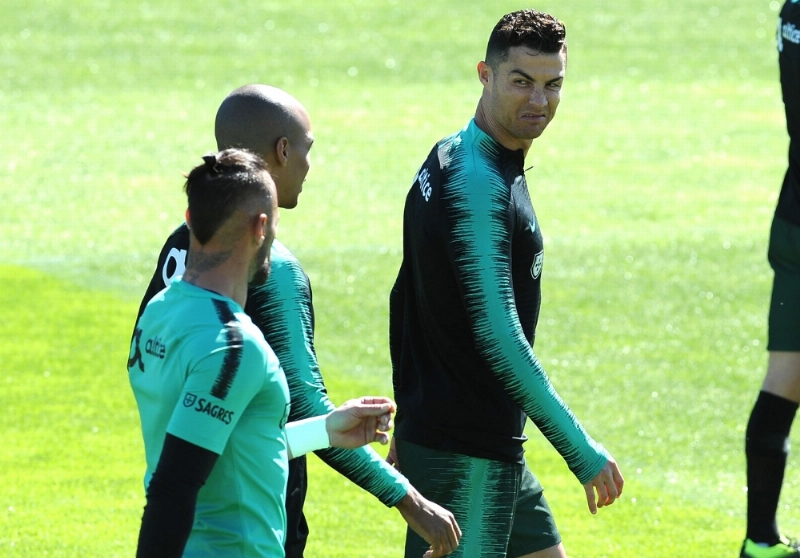 رونالدو خلال مشاركته في تدريب المنتخب البرتغالي أمس (د ب أ)
