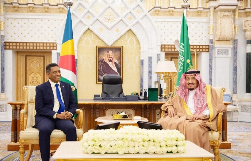 الملك سلمان لدى لقائه داني فور في قصر اليمامة بالرياض أمس (واس)