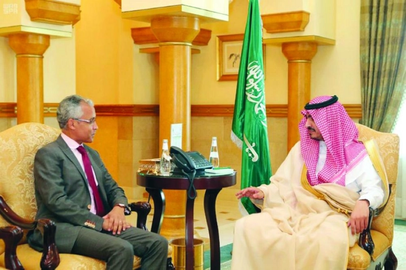 بدر بن سلطان لدى استقباله مصطفى مهراج (مكة)