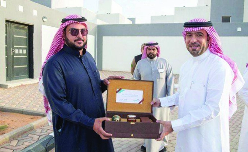 ماجد الحقيل خلال تسليم أحد المواطنين مسكنه (واس)