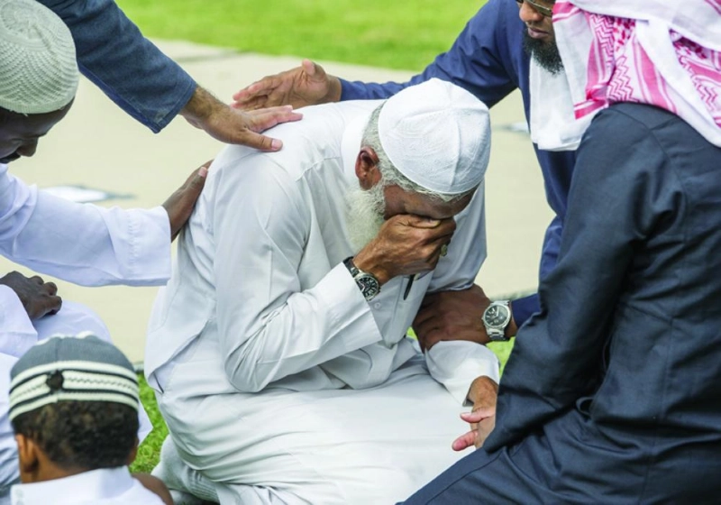 يبكي أحد ذويه من ضحايا المسجدين