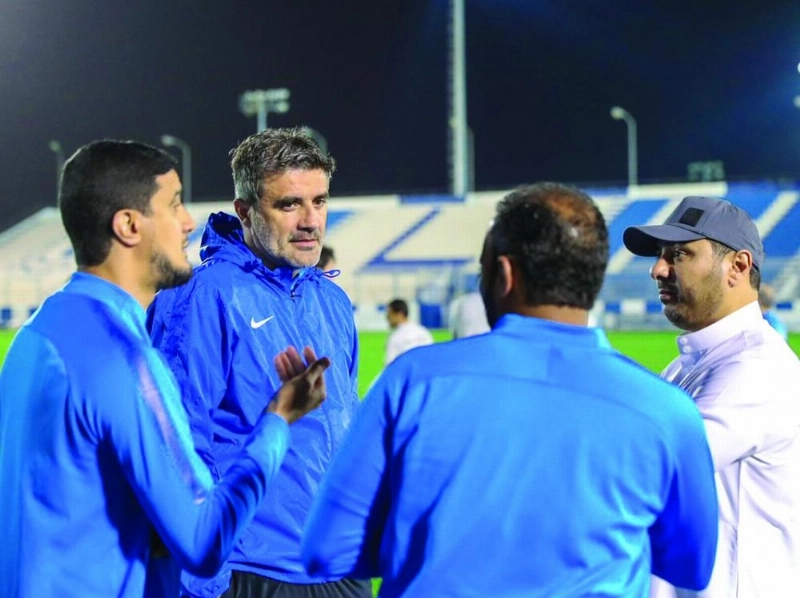 الجهازان الإداري والفني للهلال قبل الحصة التدريبية الأخيرة (إعلامي الهلال)