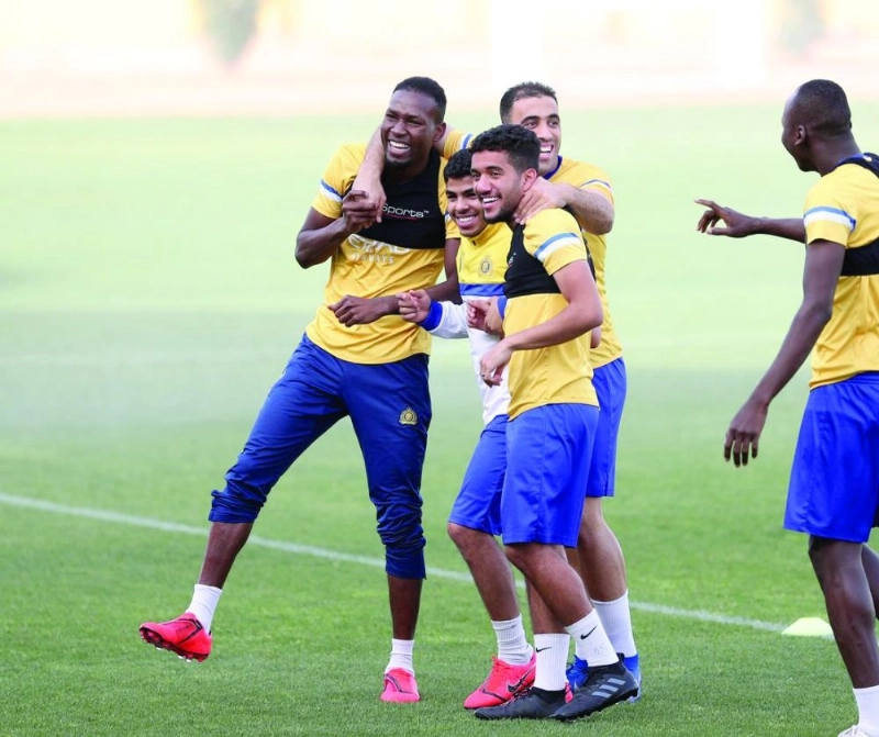 عدد من لاعبي النصر عقب تدريبات الفريق الأخيرة (إعلامي النصر)