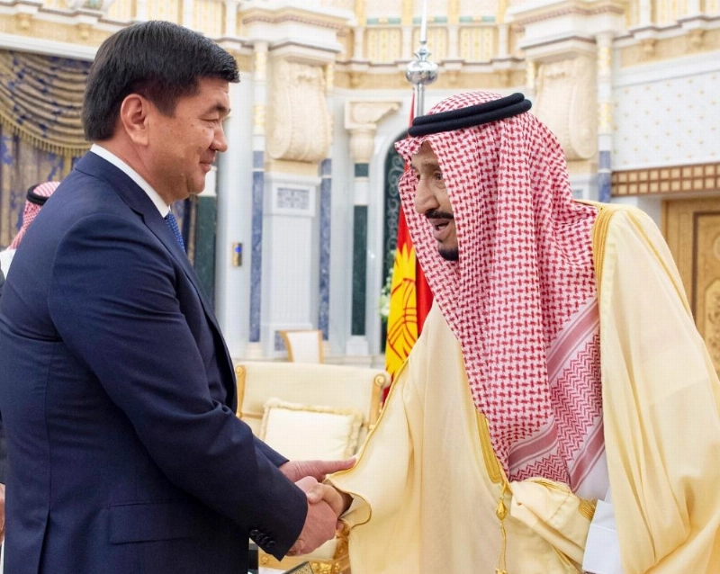 الملك سلمان لدى استقباله محمد غالي أبولغازيف (واس)