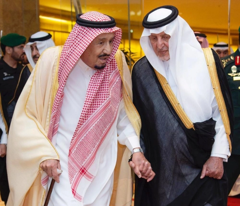 الملك سلمان خلال رعايته الحفل وبجانبه خالد الفيصل