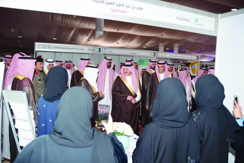 سعود بن نايف خلال جولة على المعرض (مكة)