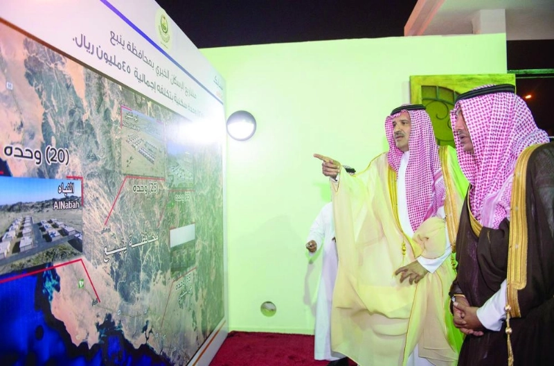فيصل بن سلمان يطلع على المشاريع (واس)