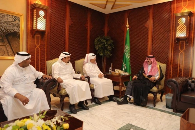 بدر بن سلطان لدى استقباله رئيس التحرير (مكة)
