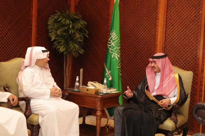 بدر بن سلطان لدى استقباله رئيس التحرير (مكة)