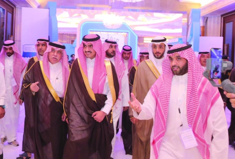 بدر بن سلطان والقصبي خلال جولة بالمعرض المصاحب (واس)