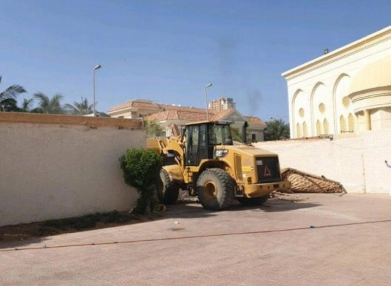 آليات أمانة جدة تزيل التعديات على الحديقة (مكة)