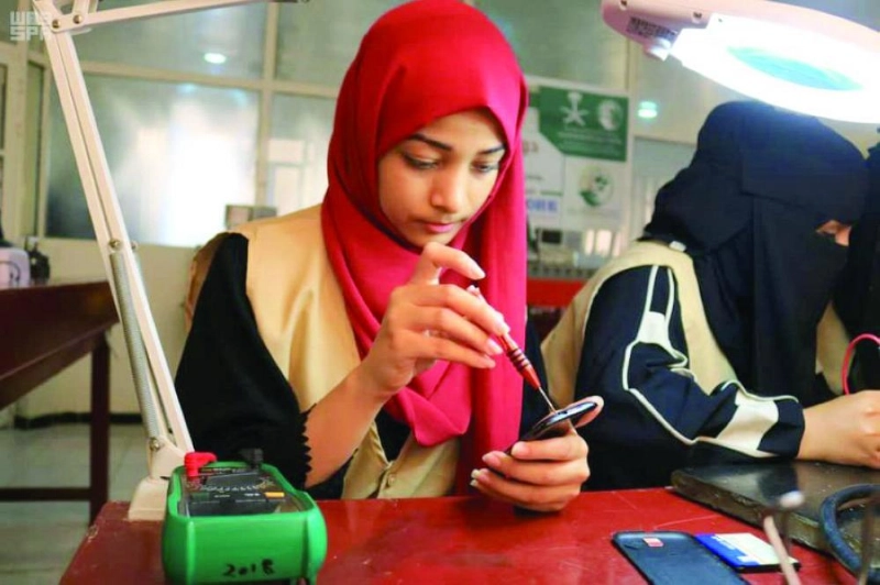 تدريب اليمنيات على صيانة الجوالات (واس)