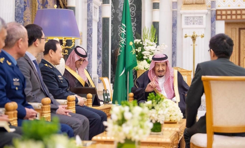 الملك سلمان لدى لقائه وي فونغ خاه في مكتبه بقصر اليمامة بالرياض أمس (واس)