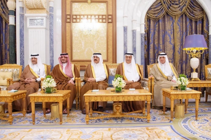 الملك سلمان لدى استقباله عمر الرزاز في مكتبه بقصر اليمامة بالرياض أمس (واس)