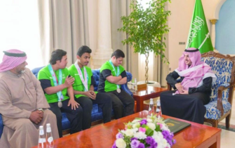فيصل بن نواف لدى لقاء لاعبي الاحتياجات (واس)