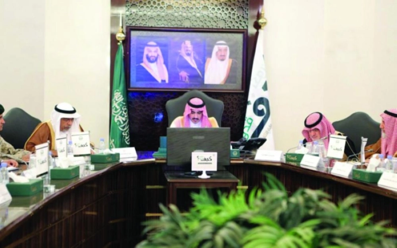بدر بن سلطان خلال ترؤسه الاجتماع (واس)