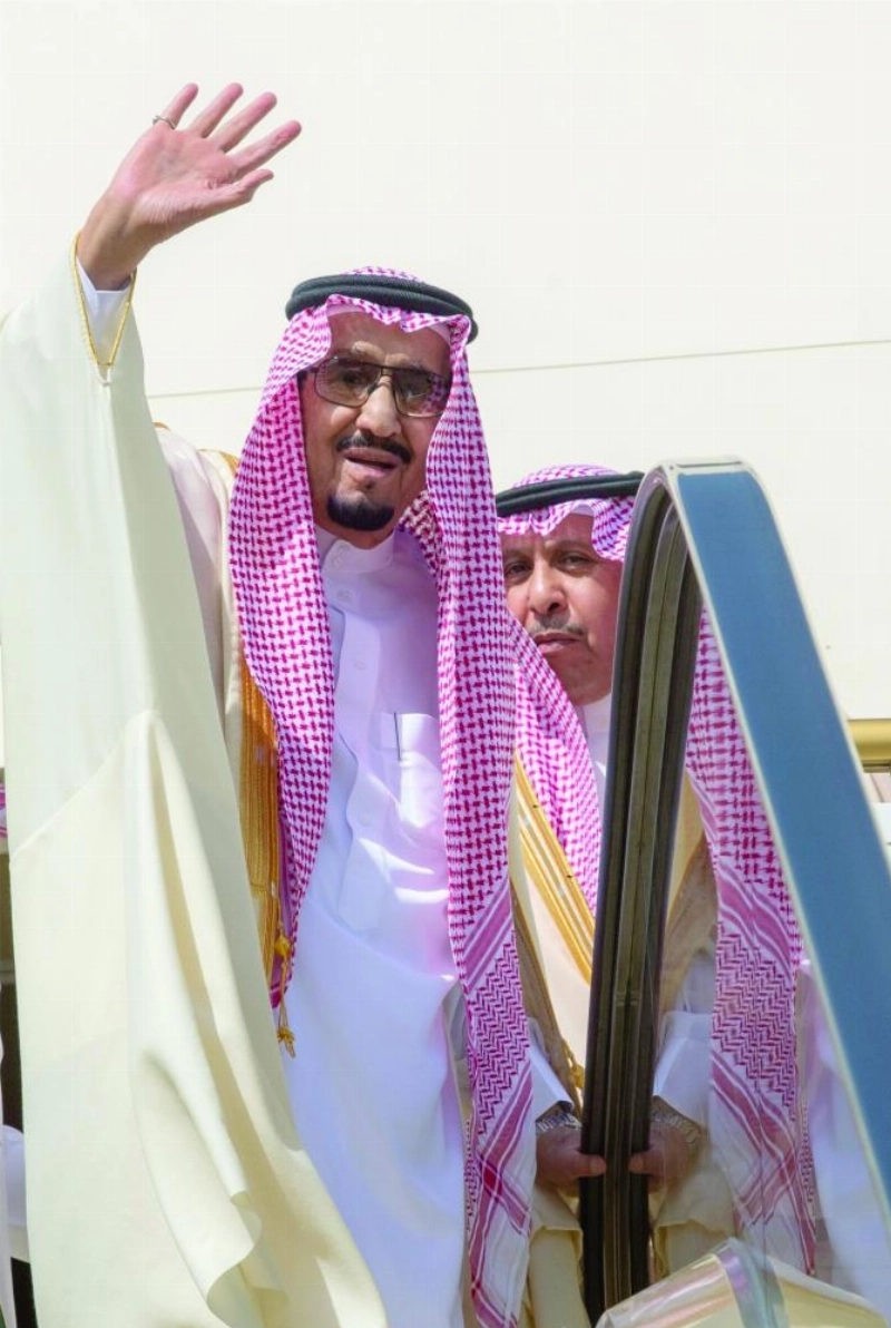 الملك سلمان خلال مغادرته الرياض أمس
