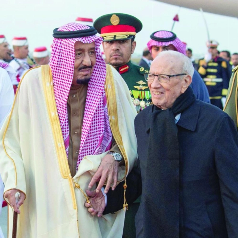 من مراسم استقبال خادم الحرمين في المطار الرئاسي بالعاصمة تونس