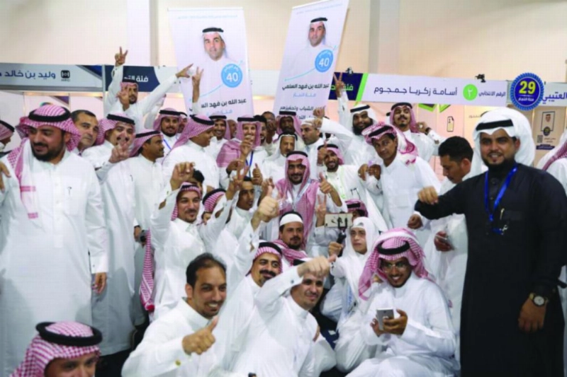 أعضاء يحتفلون بالنتائج (مكة)