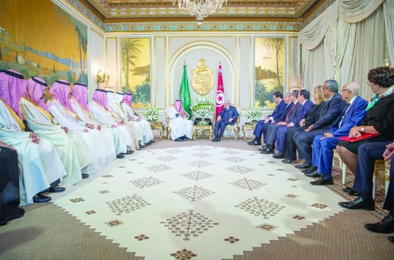 الملك سلمان وقايد السبسي خلال مباحثاتهما في قصر قرطاج بتونس أمس بحضور وفدي البلدين (واس)