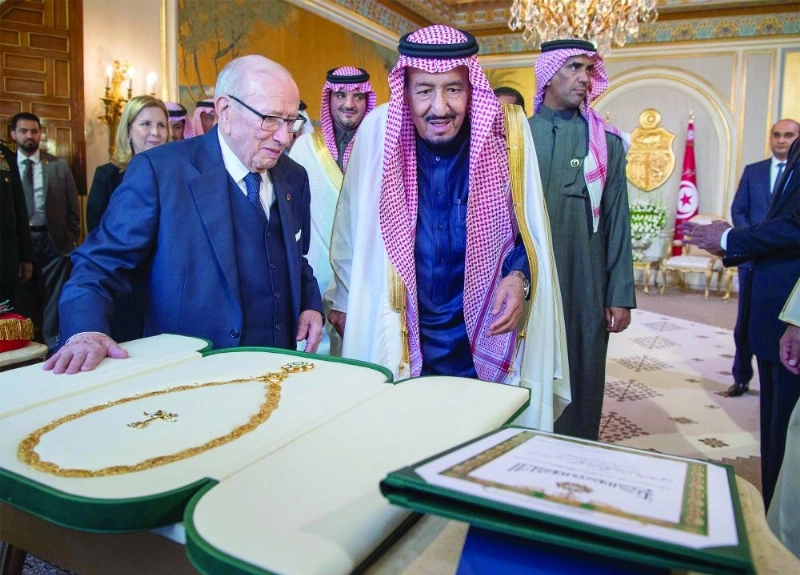 خادم الحرمين مسلما الرئيس التونسي قلادة الملك عبدالعزيز