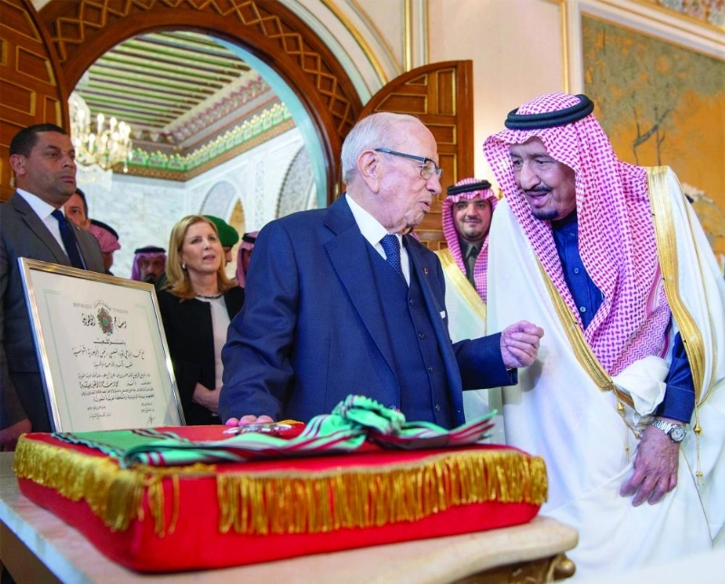 خادم الحرمين متسلما من الرئيس التونسي الصنف الأكبر من وسام الجمهورية (واس)
