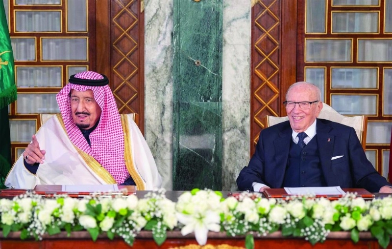 الملك سلمان وقايد السبسي خلال توقيع الاتفاقيتين بين السعودية وتونس في قصر قرطاج (واس)