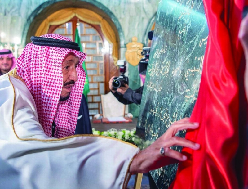 الملك سلمان لدى إطلاق المشاريع الثلاثة في تونس (واس)