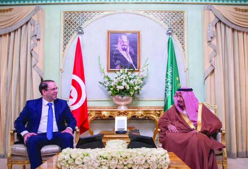 الملك سلمان لدى لقائه يوسف الشاهد في مقر إقامته في تونس أمس (واس)
