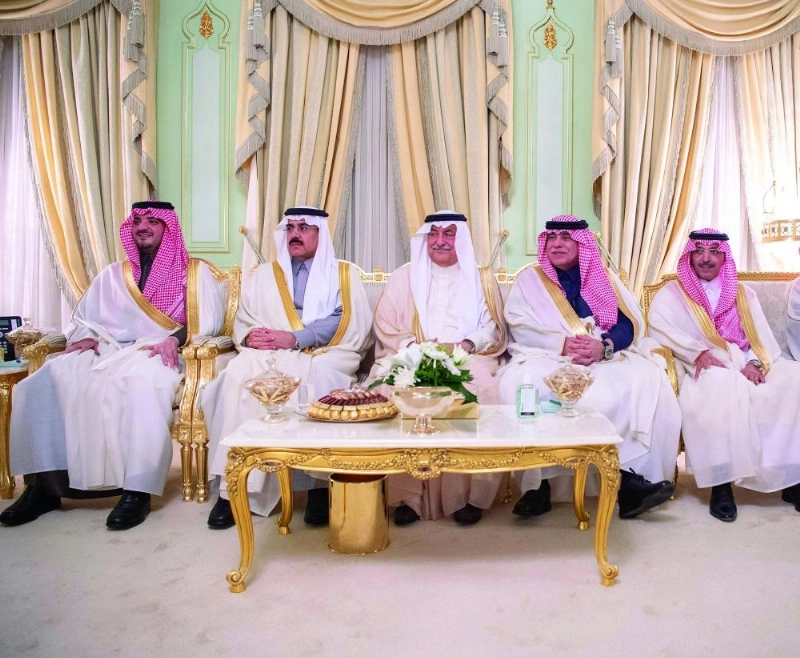عبدالعزيز بن سعود ومساعد العيبان وإبراهيم العساف وماجد القصبي ومحمد الجدعان خلال اللقاء