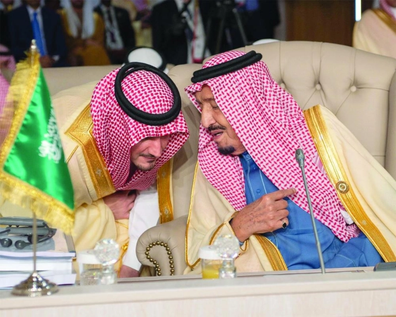الملك سلمان متحدثا إلى عبدالعزيز بن سعود خلال أعمال القمة