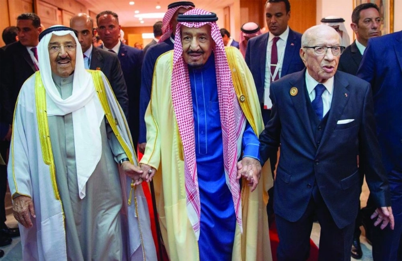 خادم الحرمين والرئيس التونسي وأمير الكويت قبل بدء أعمال القمة