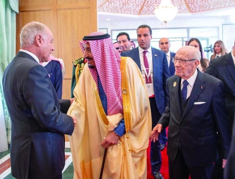 الملك سلمان مصافحا أبو الغيط
