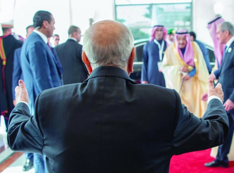 الرئيس التونسي مرحبا بخادم الحرمين لدى وصوله إلى مقر انعقاد القمة