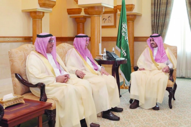 بدر بن سلطان لدى استقباله سليمان الحميدان (مكة)
