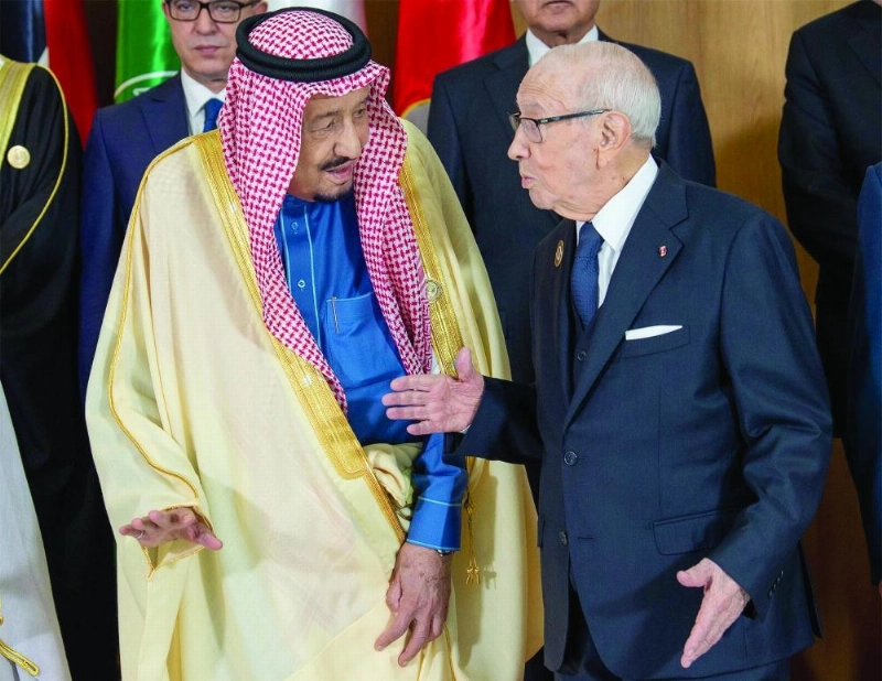 خادم الحرمين والرئيس التونسي خلال افتتاح أعمال القمة العربية أمس (واس)