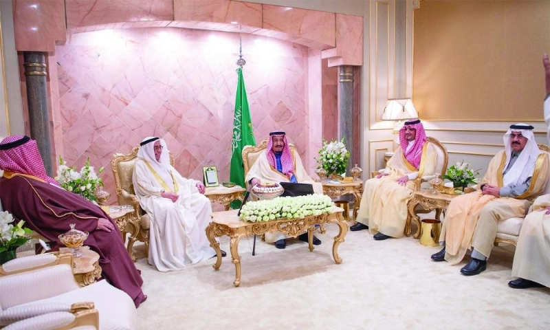 الملك سلمان لدى لقائه الشيخ محمد آل خليفة (واس)