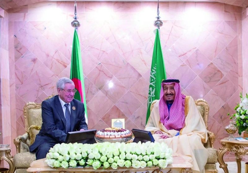 الملك سلمان لدى لقائه عبدالقادر بن صالح (واس)