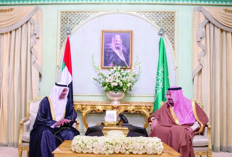 الملك سلمان لدى لقائه في مقر إقامته بتونس أمس الأول الشيخ حمد الشرقي (واس)