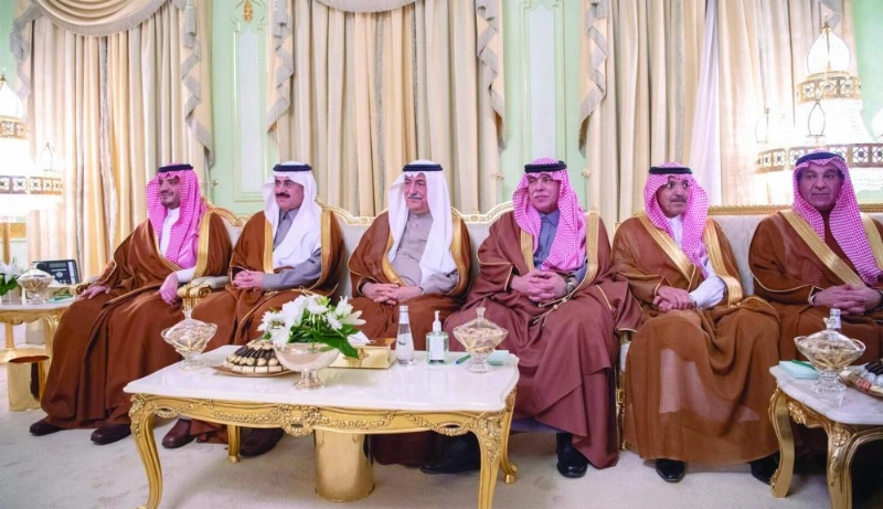 عبدالعزيز بن سعود ومساعد العيبان وإبراهيم العساف وماجد القصبي ومحمد الجدعان وتركي الشبانة خلال اللقاء