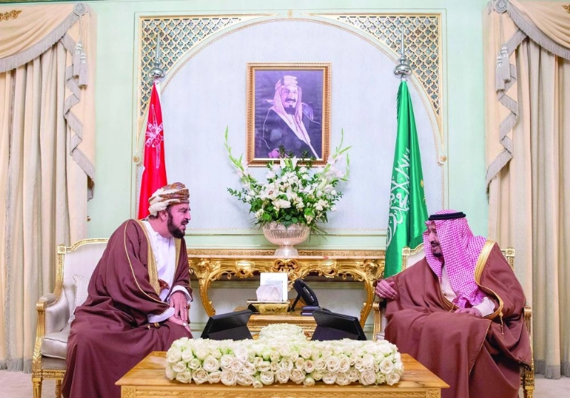 الملك سلمان لدى لقائه أسعد آل سعيد في مقر إقامته بتونس (واس)