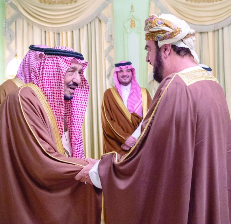 خادم الحرمين مستقبلا نائب رئيس وزراء عمان