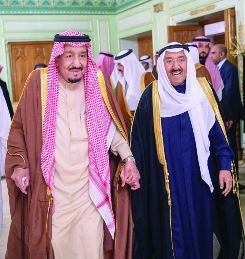 الملك سلمان مستقبلا الشيخ صباح الصباح في مقر إقامته بتونس أمس الأول (واس)