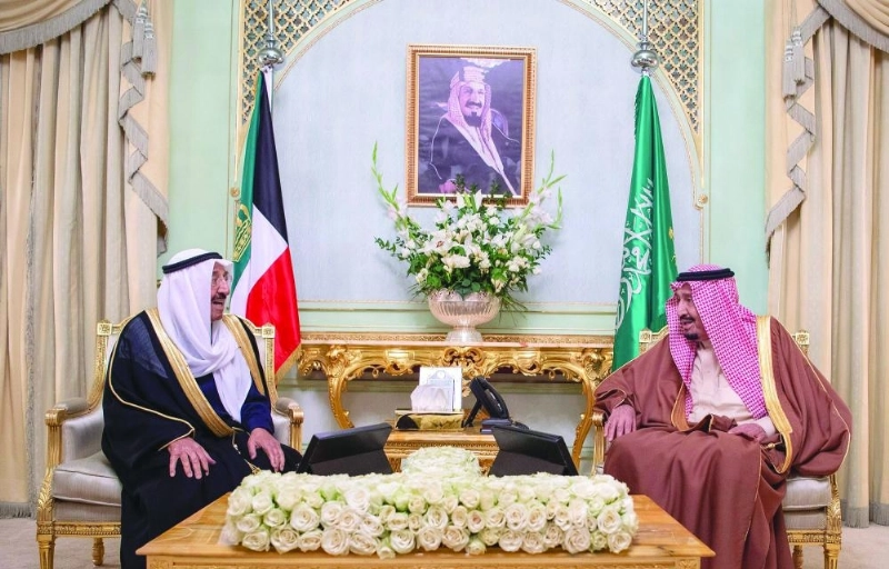خادم الحرمين وأمير الكويت خلال اللقاء
