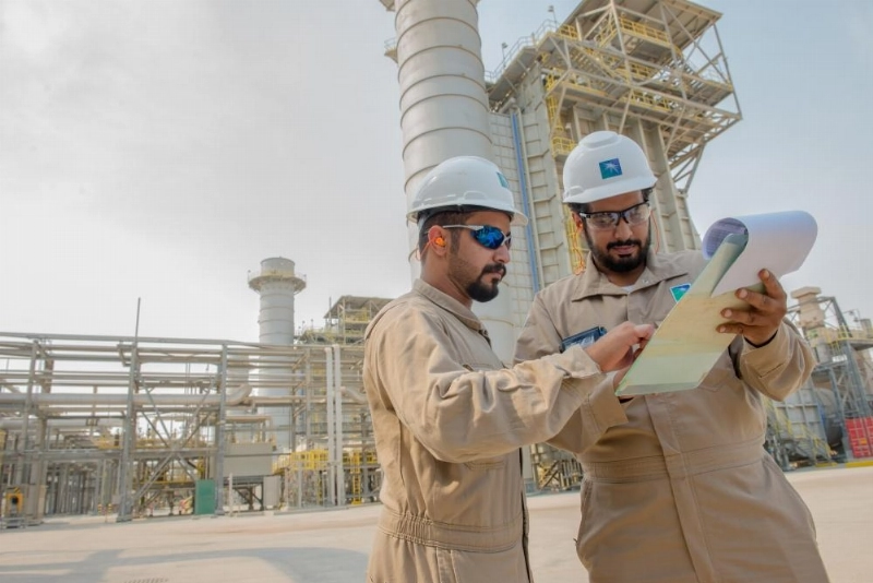 مهندسان يعملان في أحد مشاريع أرامكو (مكة)
