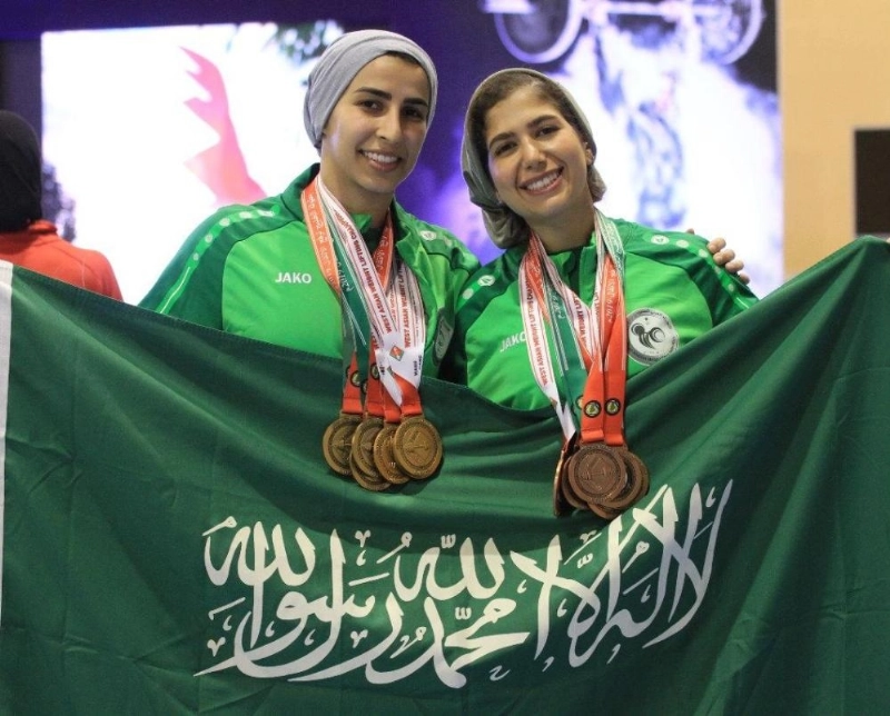 العنود وأفنان متوجتين بالذهب (مكة)
