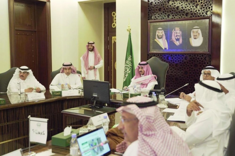 بدر بن سلطان لدى ترؤسه اجتماع لجنة الحج المركزية (مكة)